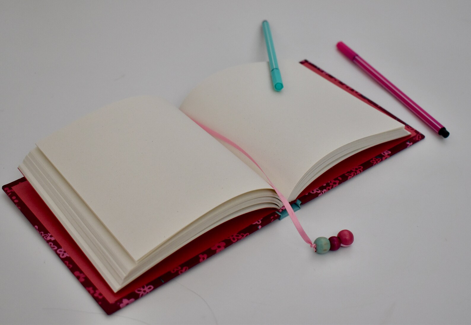 Libreta cuadrada hecha a mano con papel de Nepal en las
