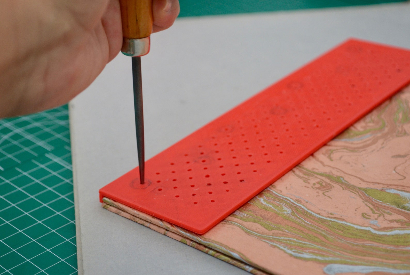 3D-printed punching template Bookbinding tool 1 - изображение.