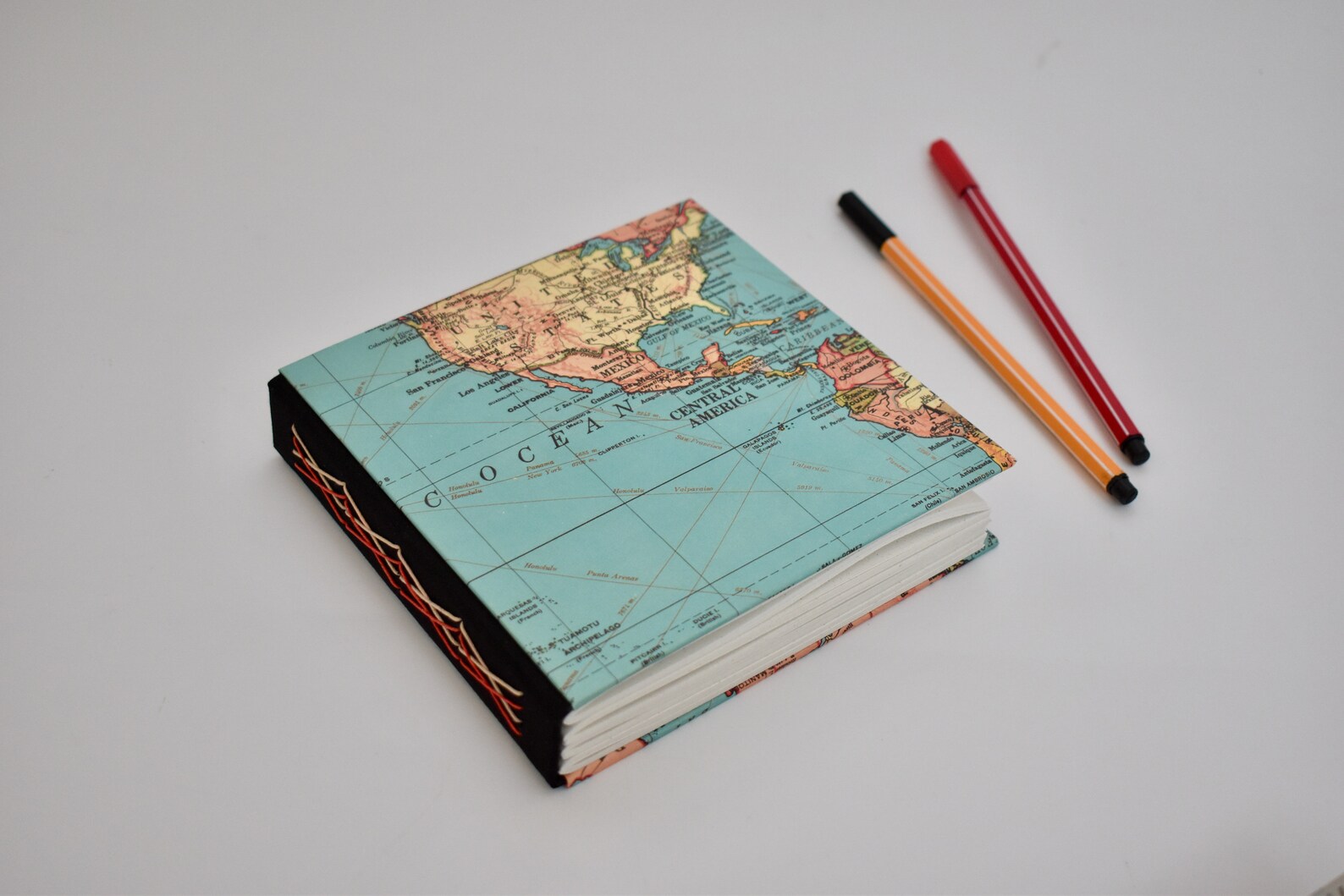 Libreta cuadrada hecha a mano con papel de mapas vintage y