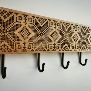 Einzigartige hölzerne ethnisch-gemusterte künstlerische Garderobe Stars