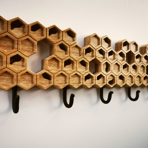 Väggkappa i honeycomb-ek – Biinspirerad design, massivt trä, subtil/kompakt/standardstorlek