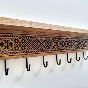 Perchero de pared de roble con estante y talla etno (5, 7 o 10 ganchos)