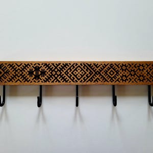 Schlanke Holzgarderobe oder Schlüsselaufhänger im etno-Muster mit fünf bis neun Haken