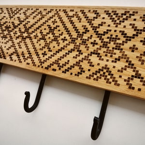 Perchero de madera de pared con estampado étnico arcaico
