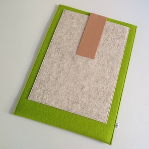 Könnte beinhalten: Eine grüne Filz-Laptoptasche mit beigefarbenem Filz-Innenfutter und einer braunen Filztasche.