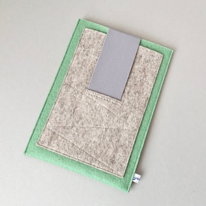 May include: A green felt case with a gray felt interior and a gray elastic band closure. The case has a small label with the word "gray" printed on it.