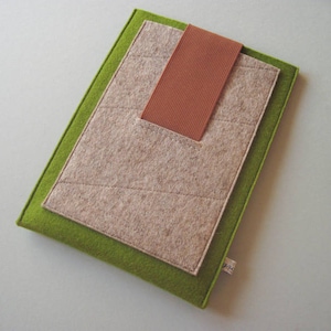 Op de afbeelding: Een groene laptophuls van vilt met een beige viltzakje en een bruine viltklep. De hoes heeft een subtiel gestikt patroon.