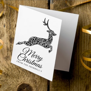 Download digital Nome de família personalizado Cartão de Natal com design de rena exclusivo. Orçamento preço baixo. Imprima quantos quiser.