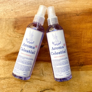 Könnte beinhalten: Zwei transparente Sprühflaschen mit lila Flüssigkeit und weißen Etiketten. Die Etiketten zeigen ein blaues und weißes Engelmotiv und den Text "Flovona Aroma Celestial Formula Mejorada 200ml e".