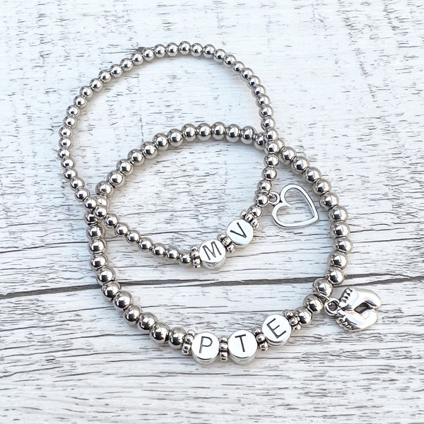 Buchstabenarmband "Sweet Feet" Namensarmband Ankerarmband Hämatit Silber Füße Anhänger Initialen personalisiert Perlenarmband Edelstahl Herz