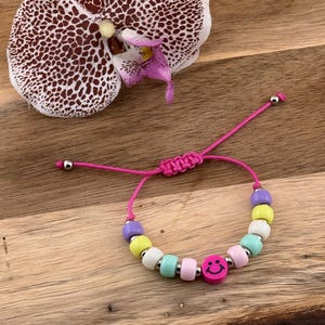 Smiley Armband Pink Pastell - Makramee Schmuck aus Edelstahl in Silber - Perlenarmband Happy in Regenbogen Farben - gute Laune
