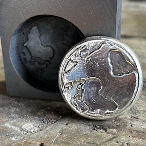 Globe Graphite Mould – 2 Troy Oz (silver)
