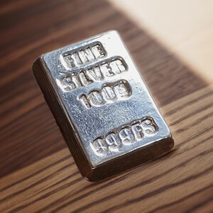 Pode incluir: Uma barra de prata com as palavras "FINE SILVER 1000g 999FS" gravadas nela.