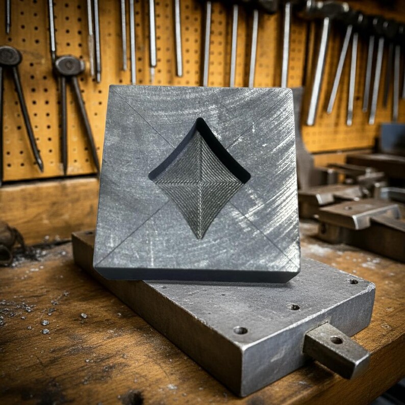 Diamond Suit Graphite Mould. image 3