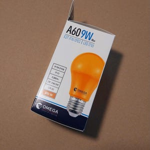 以下が含まれることがあります： 白と黒の箱に入ったオレンジ色のLED電球。箱には「A609W Max」と「OMEGA Power & Lighting」の文字があります。電球はE27ベースです。箱には電球の仕様も記載されています。