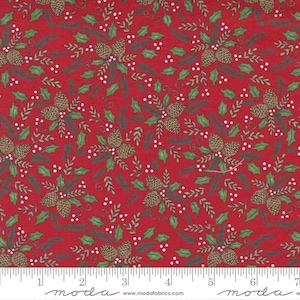 Peut inclure: Tissu rouge avec un motif répété de feuilles de houx vertes, de pommes de pin brunes et de baies blanches. Le tissu a une règle avec le mot "moda" imprimé dessus.