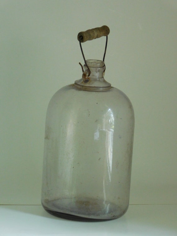 Scout /& Company Vintage-Styled Milk Bottle in Primitive Wire Basket Farmhouse Decor
