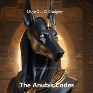 Może przedstawiać: Czarna statua Anubisa z złotymi akcentami, na tle ozdobnego złotego przejścia. Statua ma ludzkie ciało z głową szakala i nosi złoty naszyjnik. Tekst "Move Out Of Drudgery" i "The Anubis Codes" jest widoczny na obrazie.