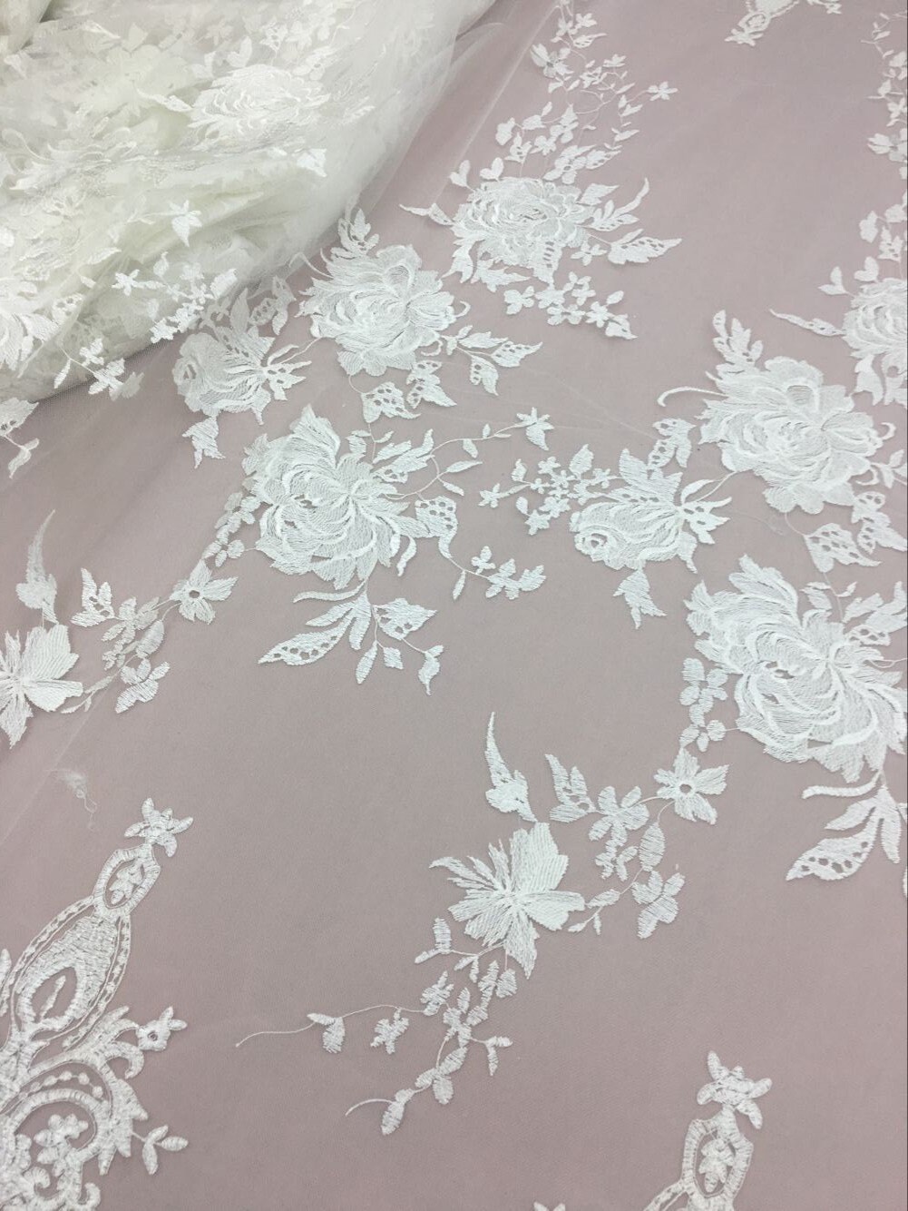 Une verge luxueux Embroidered.Floral Off White Lace Fabric.Wedding robe dentelle tissu Chantilly mariée dentelle Une verge luxueux Embroidered.Floral Off White Lace Fabric.Wedding robe robe robe dentelle tissu Chantilly mariée dentelle b06829