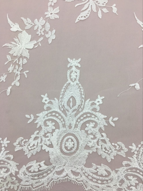 Une verge luxueux Embroidered.Floral Off White Lace Fabric.Wedding robe robe robe dentelle tissu Chantilly mariée dentelle b06829 Une verge luxueux Embroidered.Floral Off White Lace Fabric.Wedding robe robe robe dentelle tissu Chantilly mariée dentelle b06829