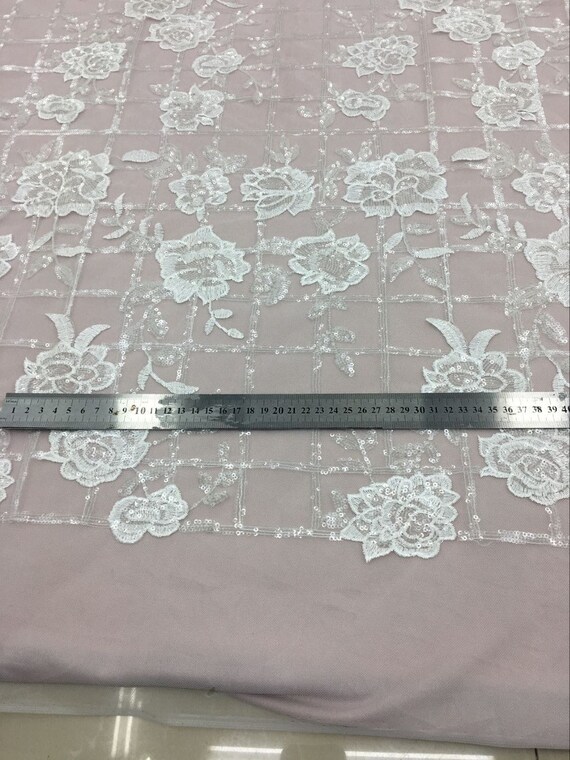 Tissu de haute qualité en en en Tulle Ivoire avec des paillettes. Robe de mariée en tissu. Dentelle florale. Rose fleurs de dentelle. Tissu de dentelle de Chantilly, a73052 Tissu de haute qualité en en en Tulle Ivoire avec des paillettes. Robe de mariée en tissu. Dentelle florale. Rose fleurs de dentelle. Tissu de dentelle de Chantilly, a73052