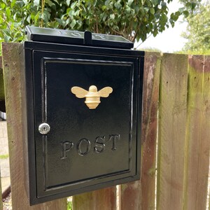 Brass bee Wall Mounted Post Box Mail Box with Bee Design Black and Gold Lockable Post Box with 2 Sets of Keys Brass bee Gold