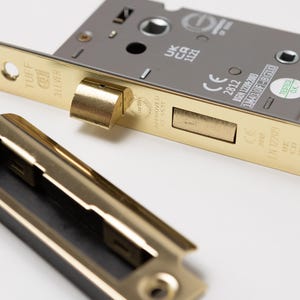 Hamrade dörrknoppar i massiv satinmässing | Säljs som par Satin Bathroom Latch