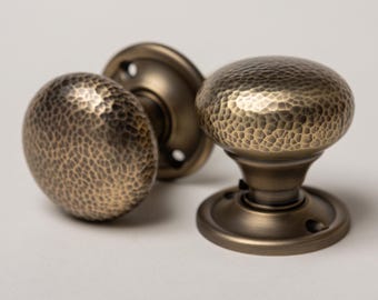 2er Set Massivem Messing Türknäufe - Gehämmertes Antikes Messing | Messing und Einsteckschloss Griffe | Verkauft als Paar | Drehknöpfe & Riegel