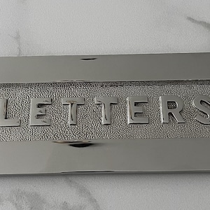 Placa de letras de latón antiguo con forma de abeja de latón - Latón sin lacar con LETRAS grabadas con una abeja de latón