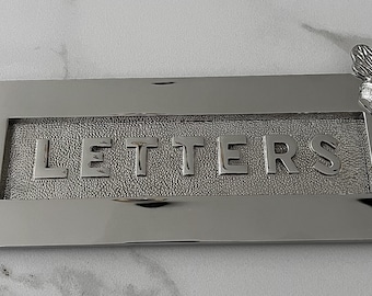 Placa de letras de latón sin lacar con detalle de abeja