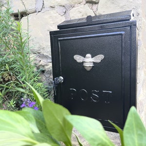 Brass bee Wall Mounted Post Box Mail Box with Bee Design Black and Gold Lockable Post Box with 2 Sets of Keys Brass bee Silver