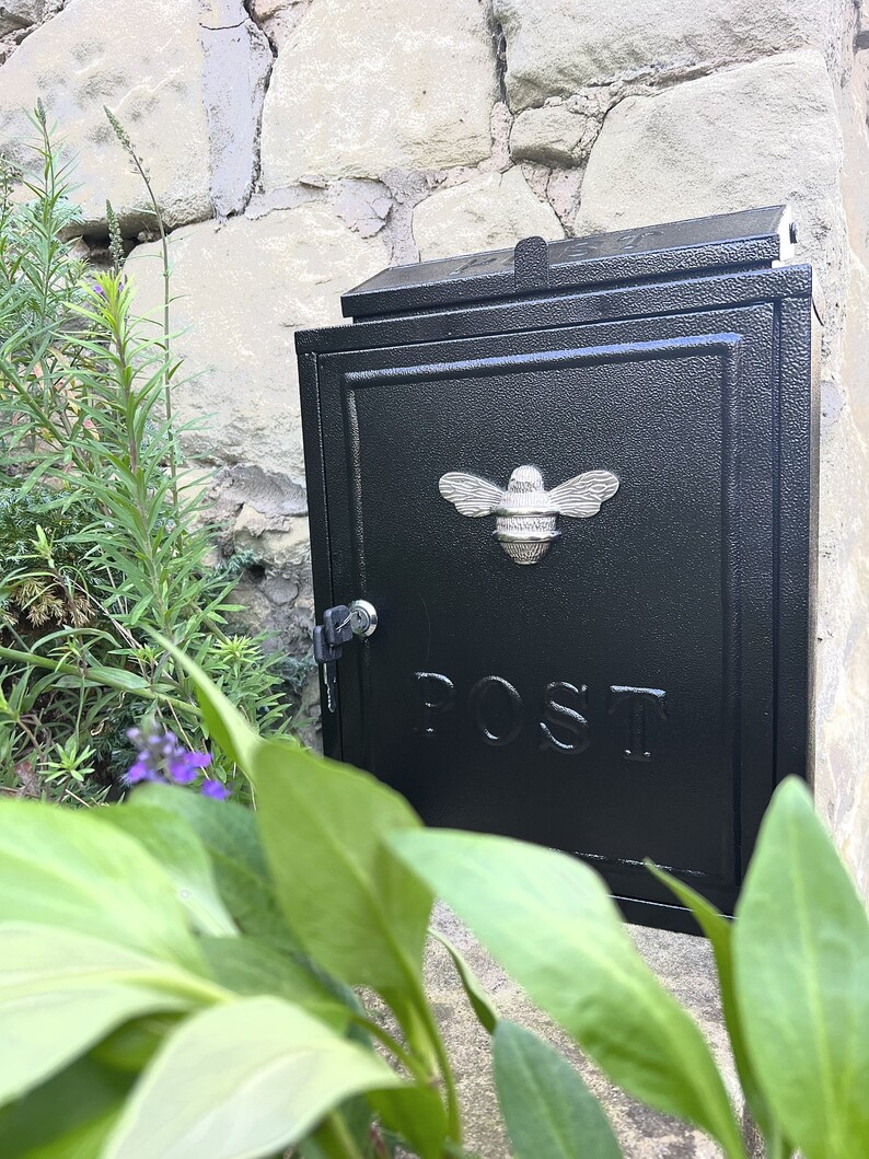 Brass bee Wall Mounted Post Box Mail Box with Bee Design Black and Gold Lockable Post Box with 2 Sets of Keys Brass bee Silver