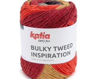Könnte beinhalten: Ein Knäuel Katia Bulky Tweed Inspiration Garn mit einer bunten Farbpalette aus Rot, Burgunder, Orange und Beige mit kleinen dunklen Sprenkeln. Ein weißes Papieretikett umschließt die Mitte mit dem Text Katia 100% You.