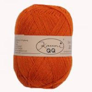 Könnte beinhalten: Eine Knäuel leuchtend orangefarbenes Garn mit einem weißen Etikett, auf dem "Kumi QQ" steht und ein kleiner Kreis mit dem Wort "Kumi" darin.