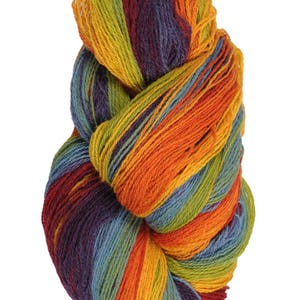 Puede incluir: Un ovillo de lana de colores con rayas de naranja, amarillo, verde, azul y morado.