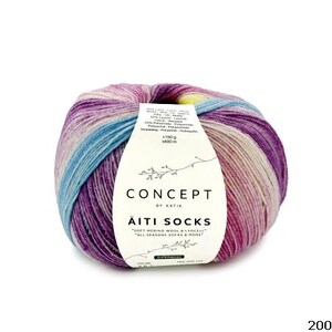 Pode incluir: Uma bola de fio multicolorido com tons de roxo, azul e rosa. A etiqueta diz "CONCEPT BY KATIA AITI SOCKS" e inclui informações sobre a composição e o peso do fio, que é de 100g e 400m.