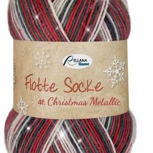 Może przedstawiać: Kulka czerwonej, białej i zielonej włóczki z metalicznymi nitkami. Etykieta zawiera napis "Flotte Socke 4f. Christmas Metallic".