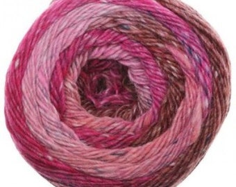 Könnte beinhalten: Eine Knäuel rosa, braunen und weißen Garns mit einer gesprenkelten Textur.