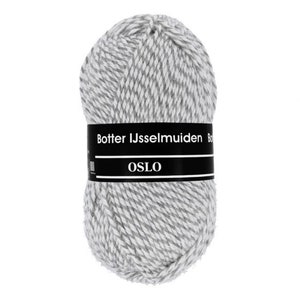 Op de afbeelding: Een bol grijs en wit gespikkeld garen met een zwart label met de tekst "OSLO" en "Botter IJsselmuiden". Het garen is strak opgerold en ziet er zacht uit, geschikt voor brei- of haakprojecten.