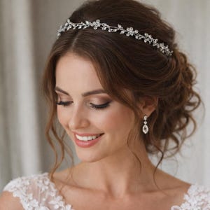 Tiara nupcial plateada con diamantes de imitación y tocado de flores de cristal para boda.
