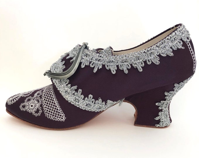 Martha's purple silk shoes, 18th century / without buckles