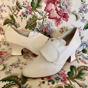 18th century Marie Louise shoe in leather and silk.