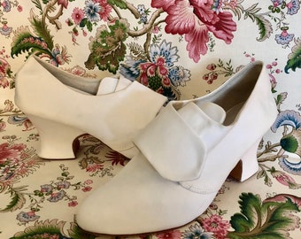 18th century Marie Louise shoe in leather and silk.