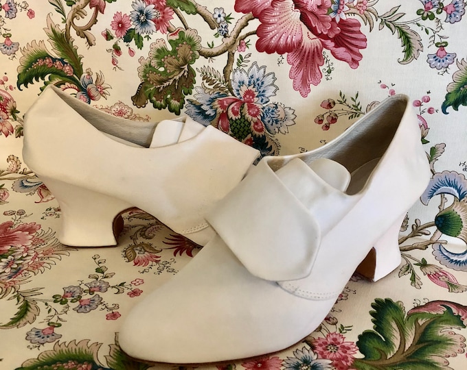 18th century Marie Louise shoe in leather and silk.
