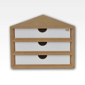May include: A triangular wooden organiser with three drawers. The organiser is made of light brown wood and has a white label on the front with the letters "HZ" printed on it.