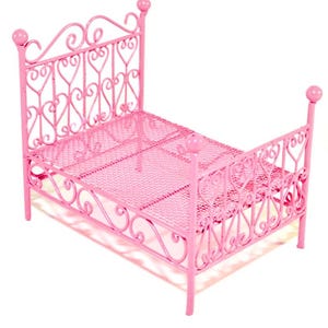 Cama infantil rosa para casa de muñecas escala 12