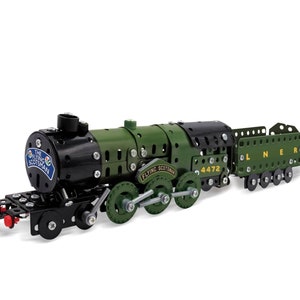 Op de afbeelding: Een groene en zwarte metalen modeltreinset van de Flying Scotsman, een beroemde Britse locomotief. De trein heeft een tenderwagen met de letters LNER erop. De trein is een modelbouwset.