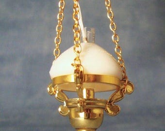 Lampe à huile suspendue dorée à LED pour maison de poupée à l'échelle 1/12