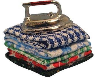 Pile de linge à repasser pour maison de poupée à l'échelle 1/12