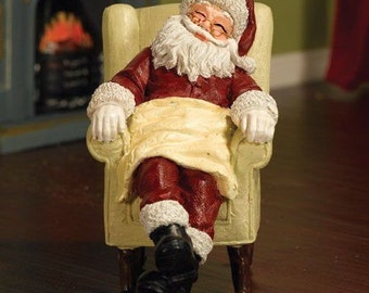 Miniatura de Papá Noel durmiente en silla para casa de muñecas a escala 12